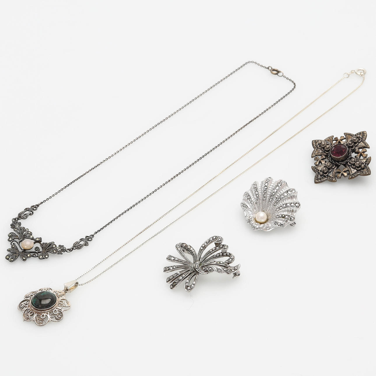 COLLIER samt BROSCHER, 5 delar, silver samt markasiter.