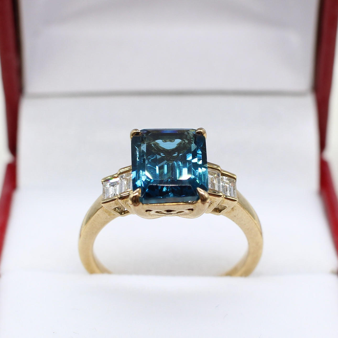LONDON BLUE TOPAZ & DIAMOND RING.