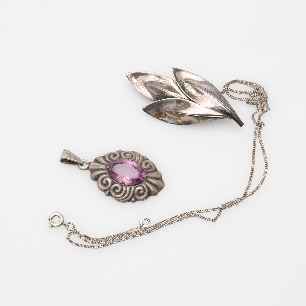 SILVER OBJECTS 3 pieces, gross weight approx. 11 grams.