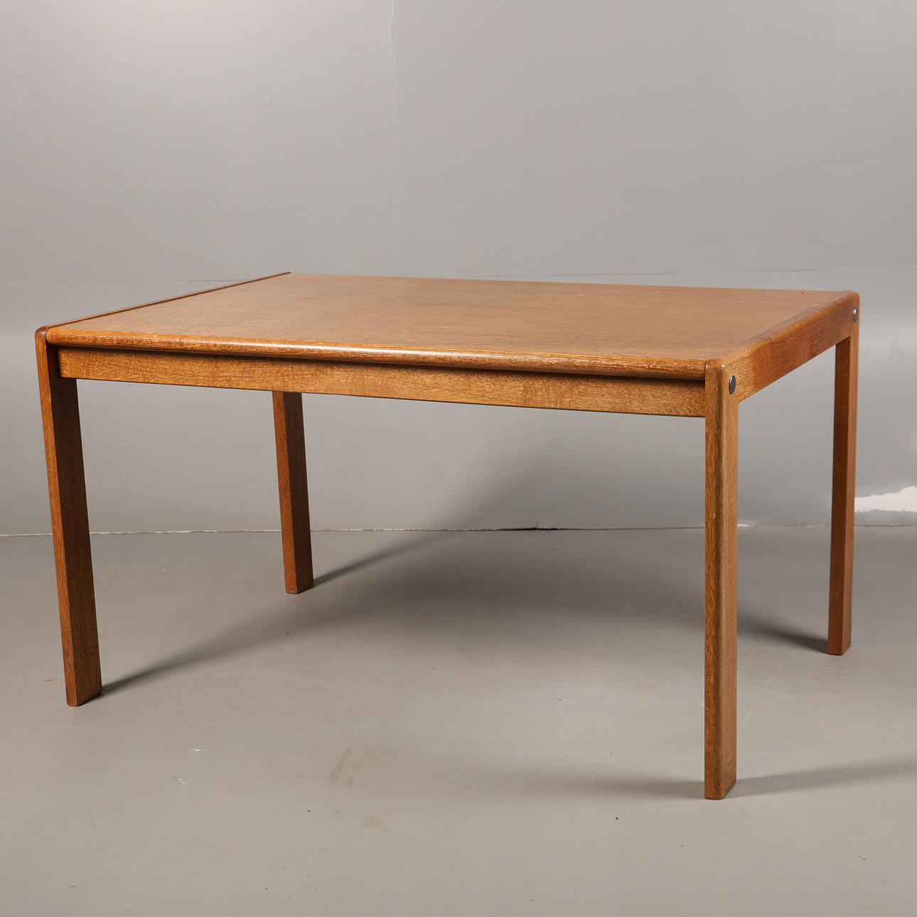 A 20TH CENTURY OAK TABLE.