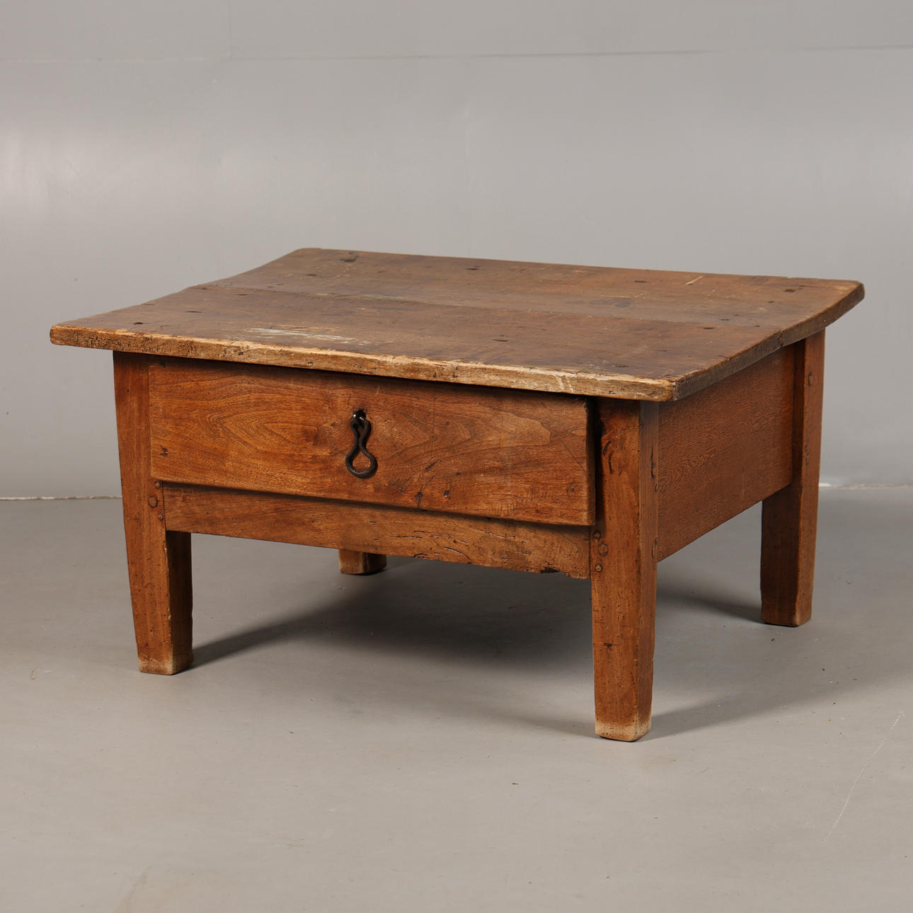 AN EARLY 20TH CENTURY OAK COFFEE TABLE.