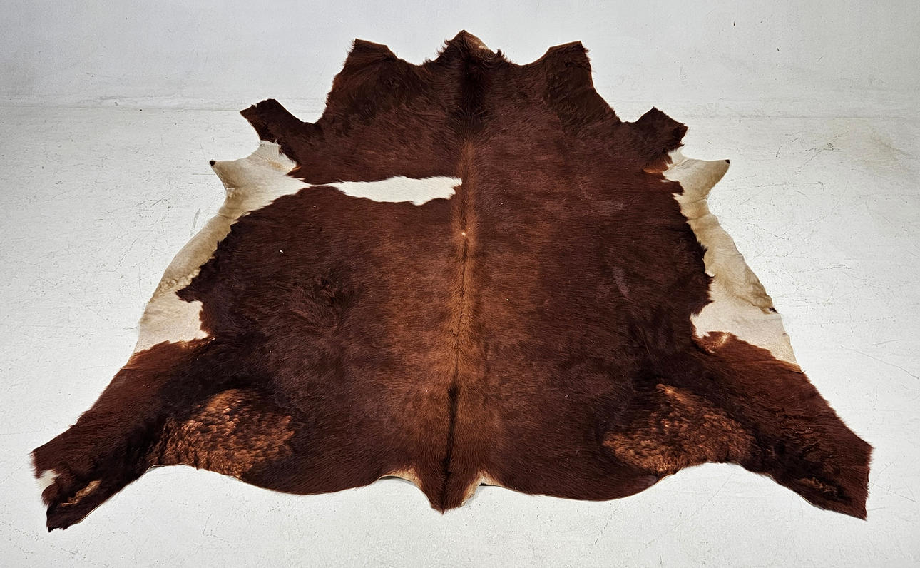 A cowhide rug, approx. 218x232 cm.