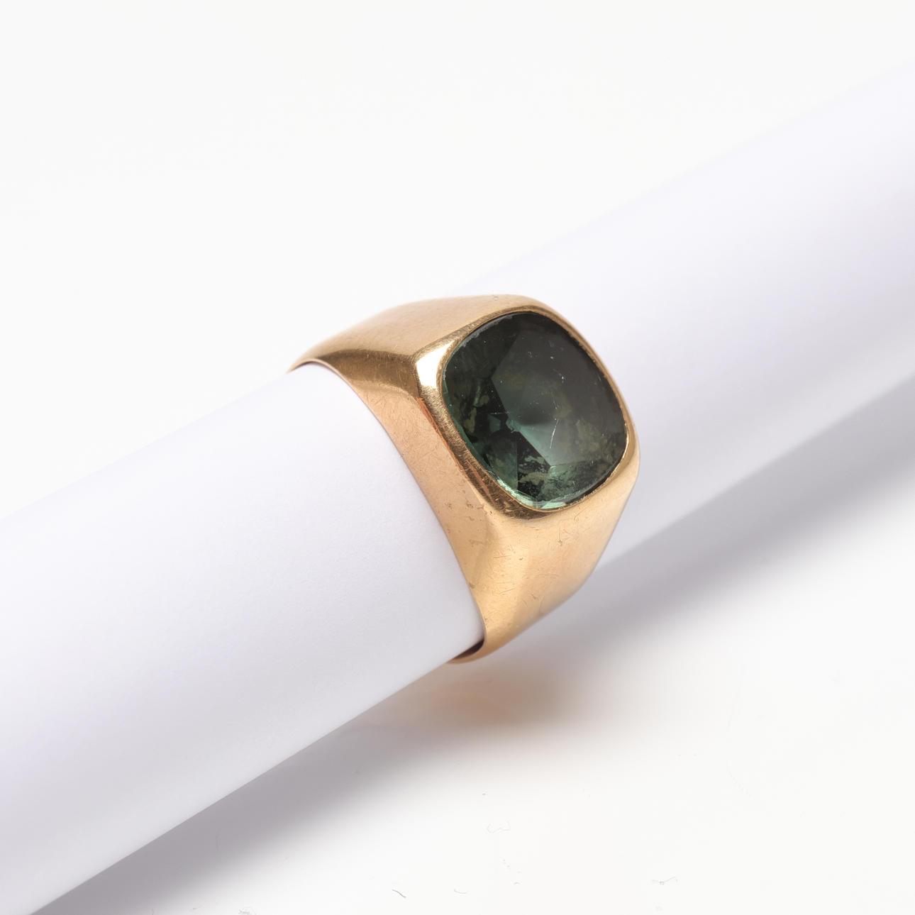 RING med grön sten, 18k guld, vikt ca 3,9 g.