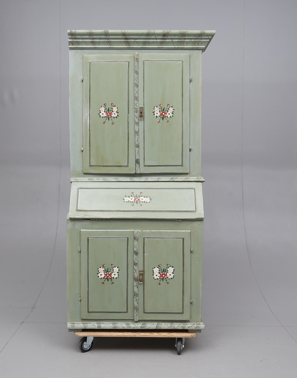 SNEDKLAFFSKÅP, allmoge, 1800-talets första hälft.