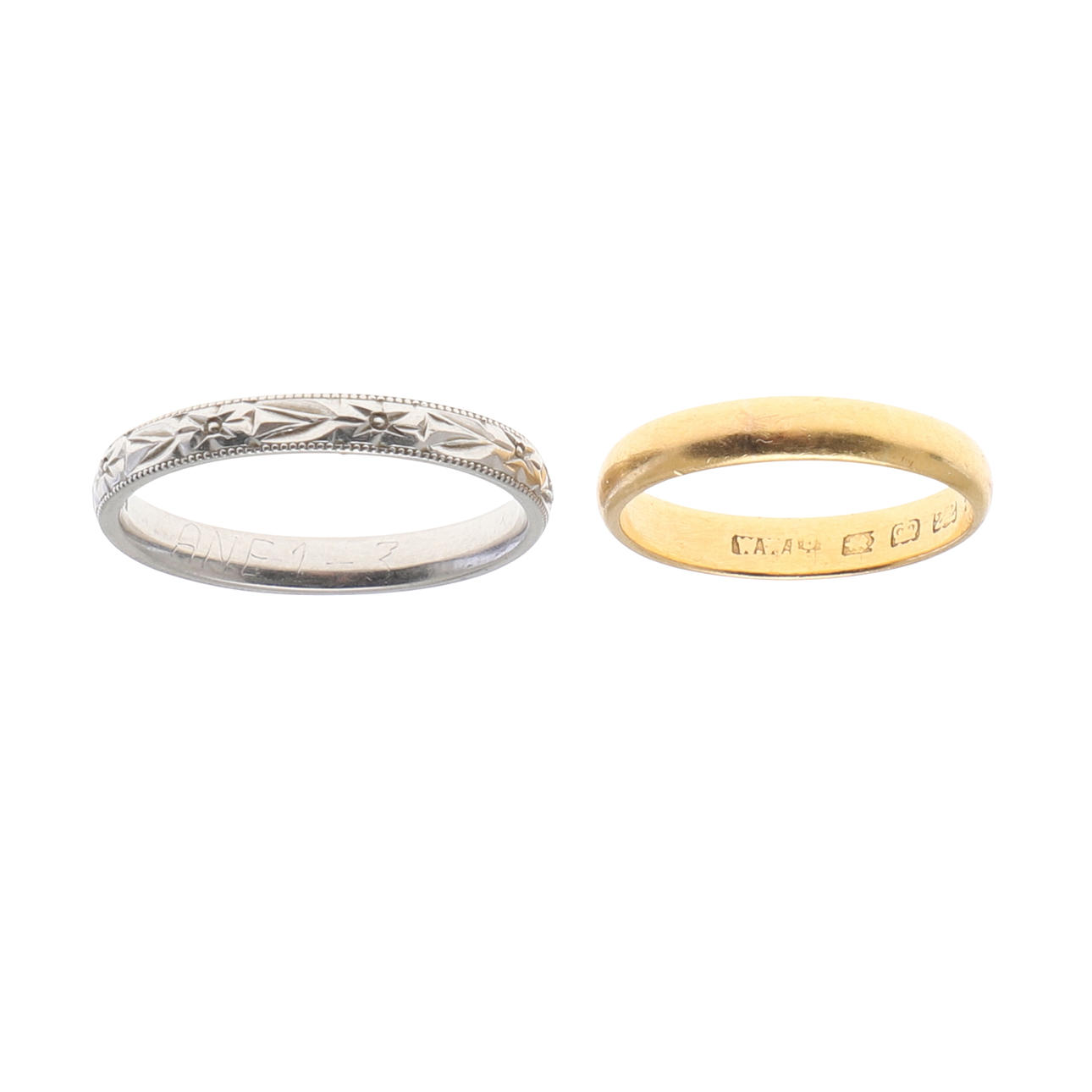 A 22CT GOLD WEDDING BAND.