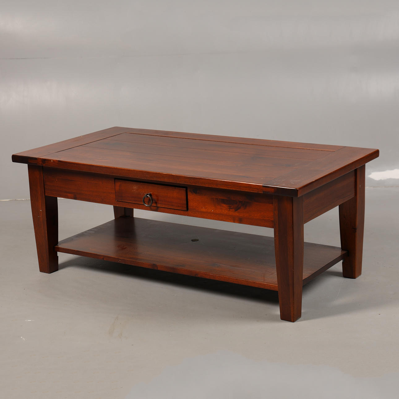 A 20TH CENTURY LOW COFFEE TABLE.