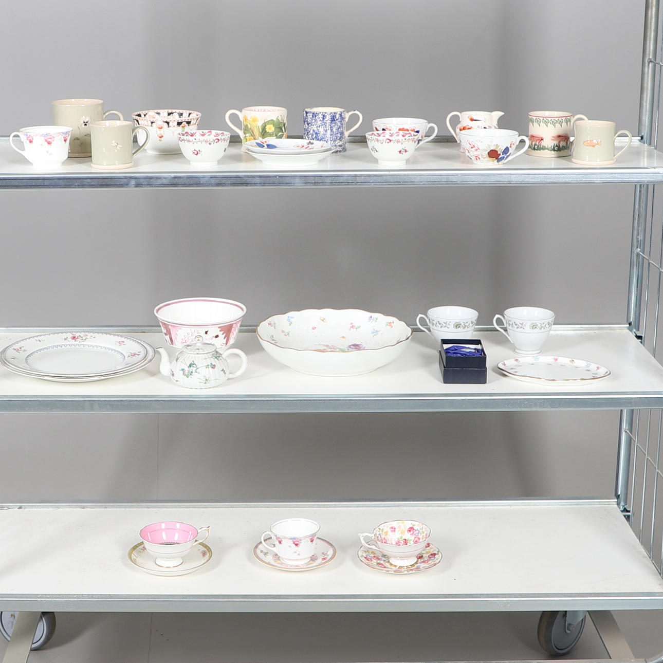 A QUANTITY OF MIXED CERAMICS.