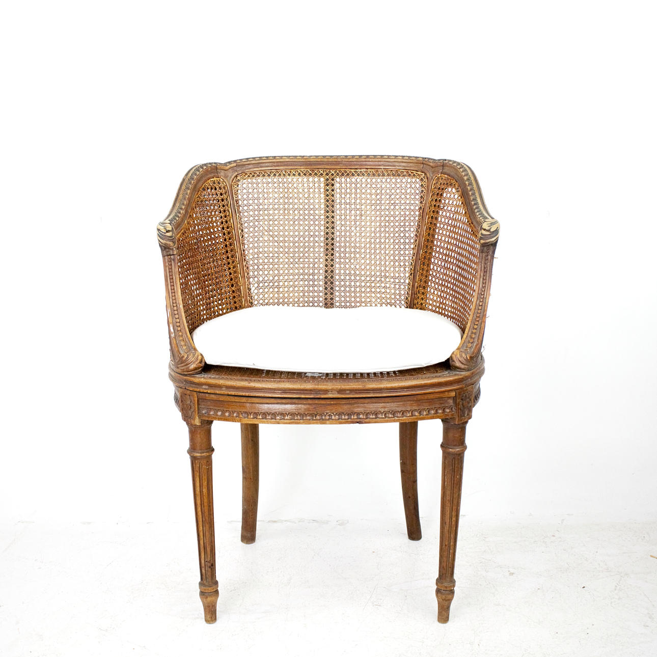 BALJFÅTÖLJ, gustaviansk stil, skuren trästomme, rotting, 1900-tal.