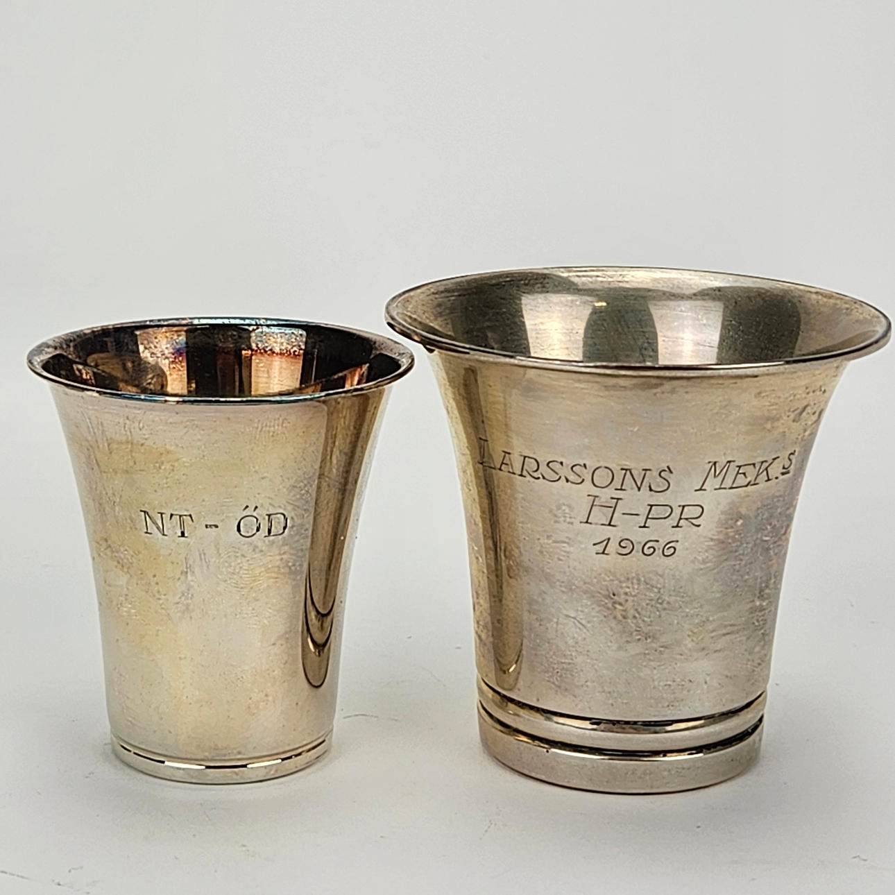 BÄGARE, 2 st, silver, 1900-tal, vikt ca. 81 gram.