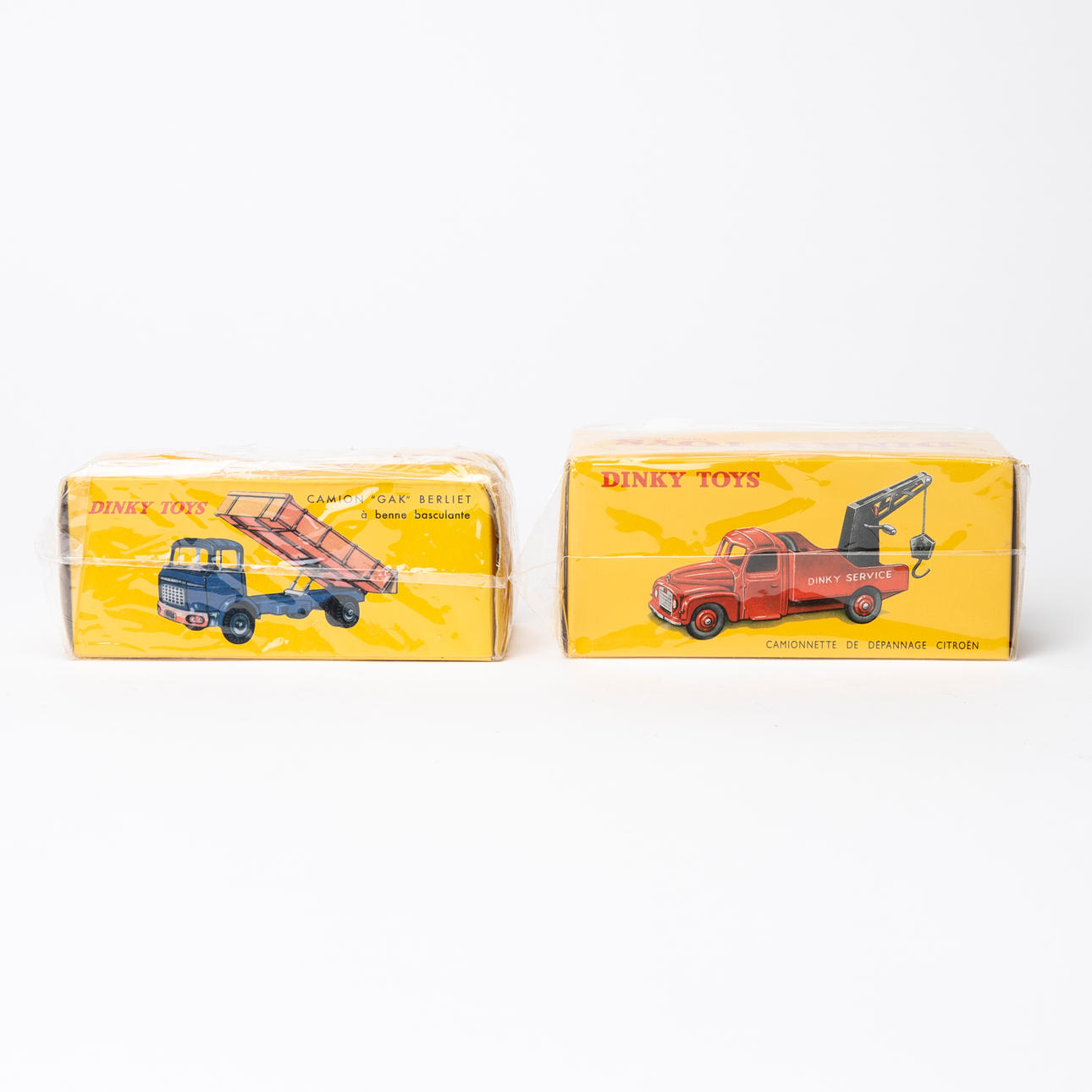 DINKY TOYS, 4 modelos de coches, números 32 C, 35 A, 584 y 585 