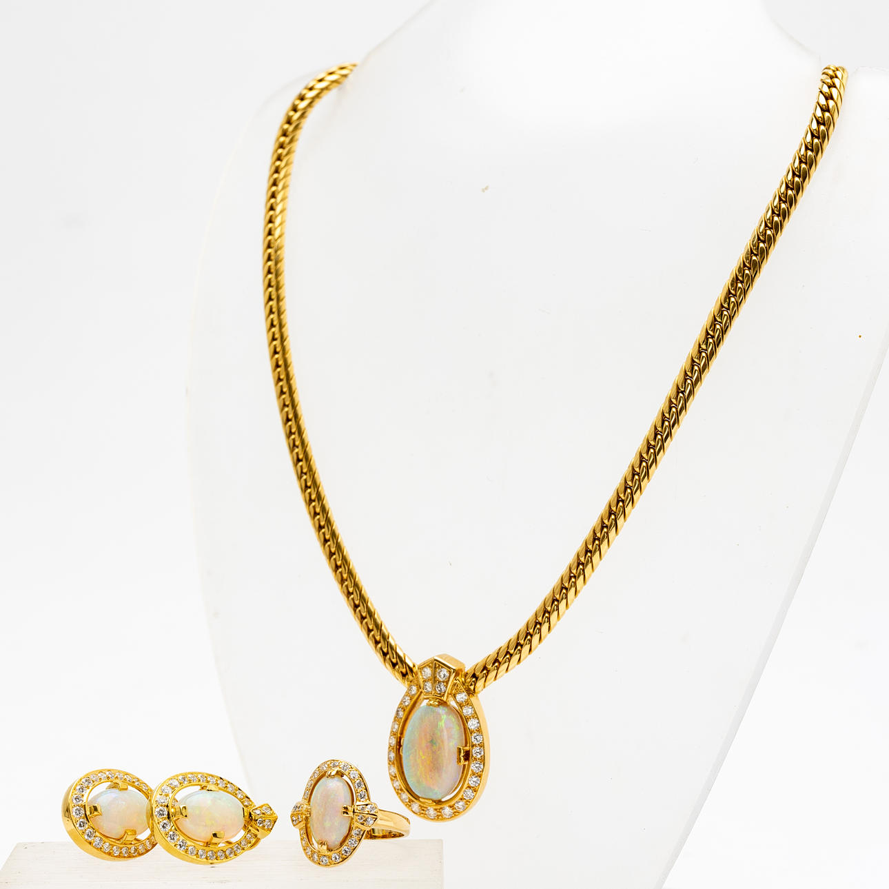 750 gold opal jewelry set.