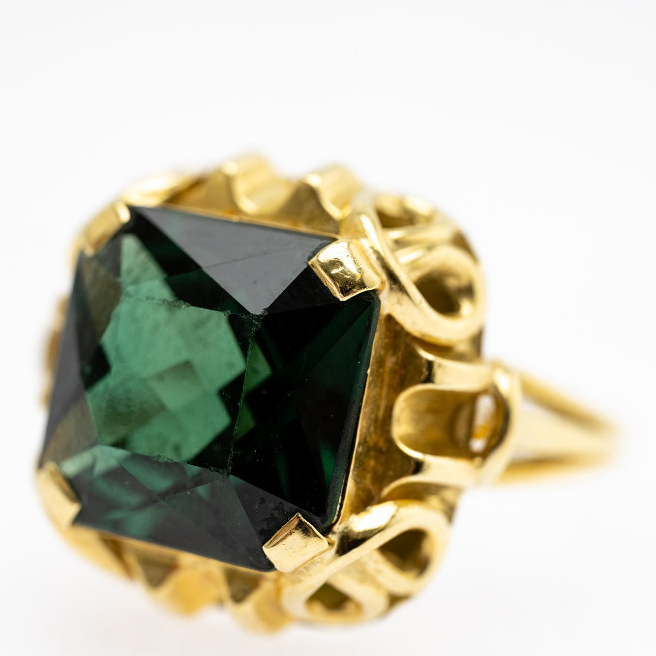 Synthetic spinel ring.