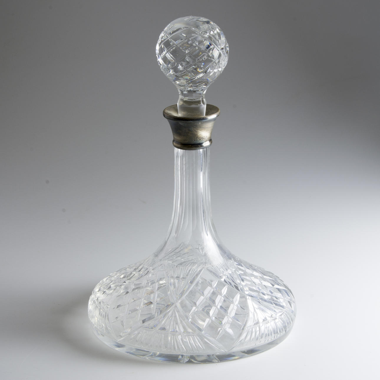 KARAFF, slipad kristall med silverkrage.