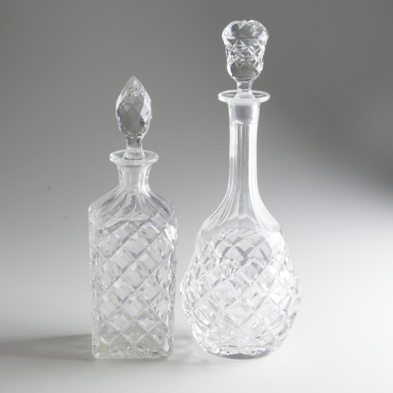 KARAFFER, 2 stycken, rutslipad kristall.