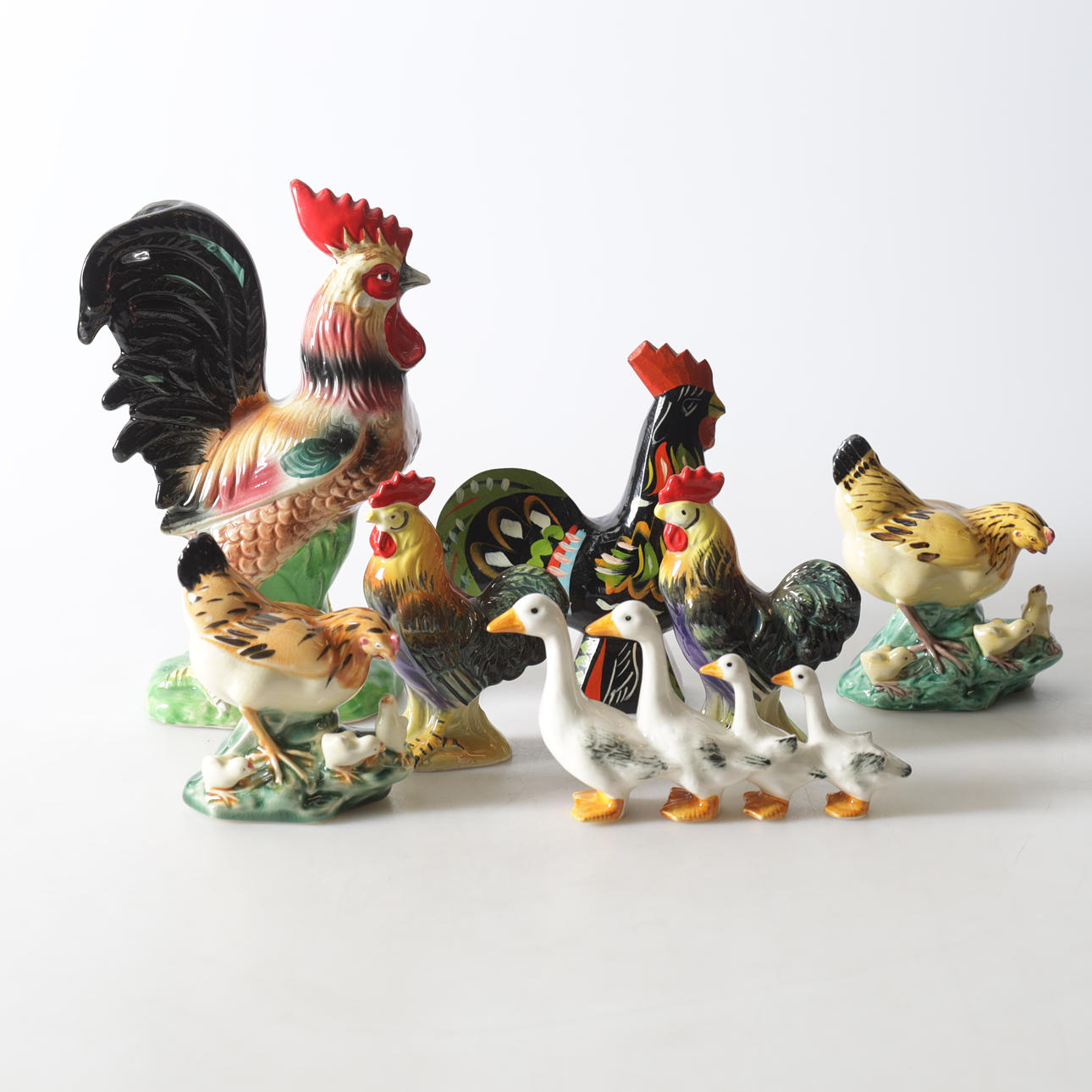 FIGURINER, 7 st, tuppar, hönor och gäss, porslin och trä, bla Goebel och Dalatupp Nils Olsson Nusnäs.