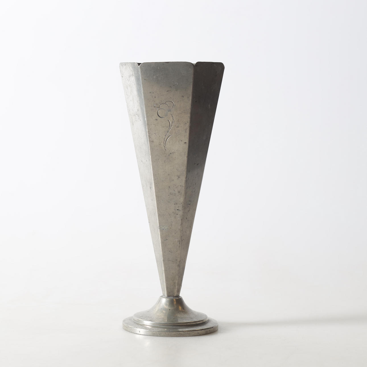 VASE. Pewter, 20th century.
