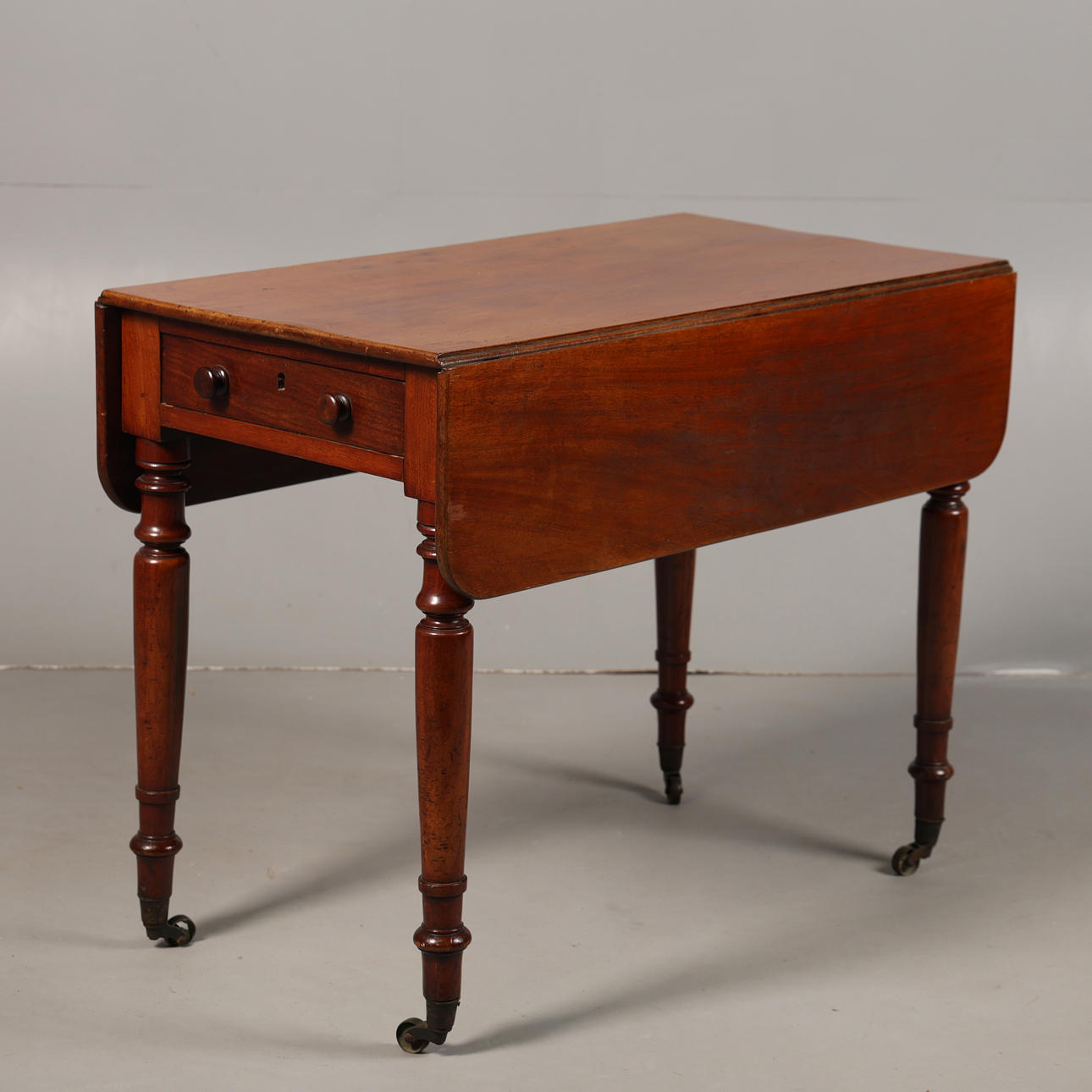 A 19TH CENTURY MAHOGANY DROP LEAF TABLE.