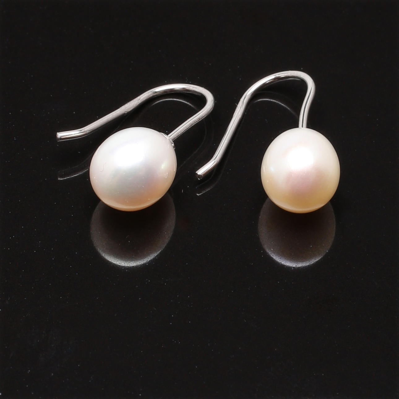 PÄRLÖRHÄNGEN i 18 K vitguld med odlade pärlor 10 mm.