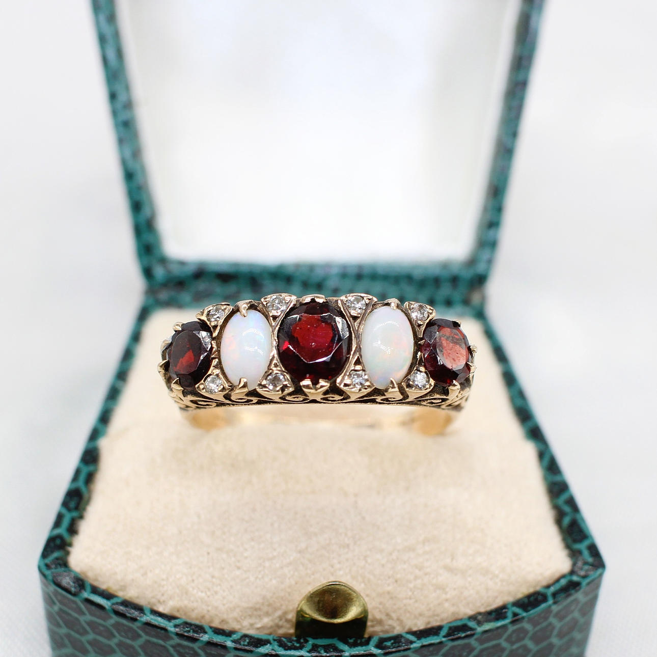 GARNET & OPAL 5 STONE RING.