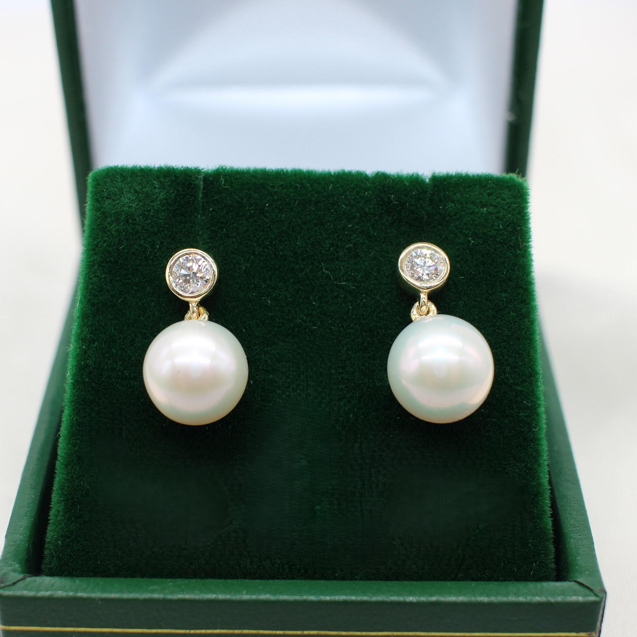 WHITE PEARL & DIAMOND EARRINGS.