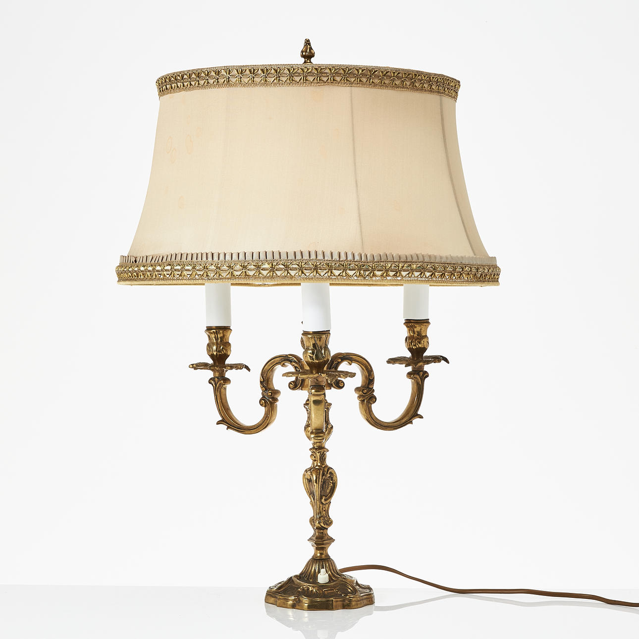 TABLE LAMP, bouillote model, Rococo style, brass frame, 3 light points.