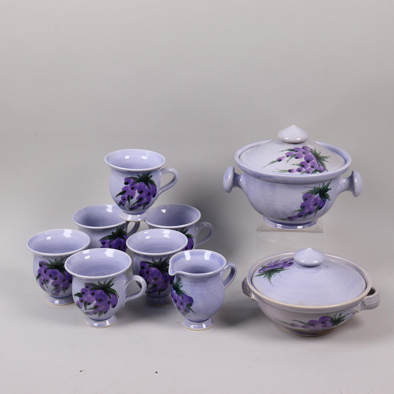 DINNERWARE, ceramic with purple flower decor, 9 pieces.