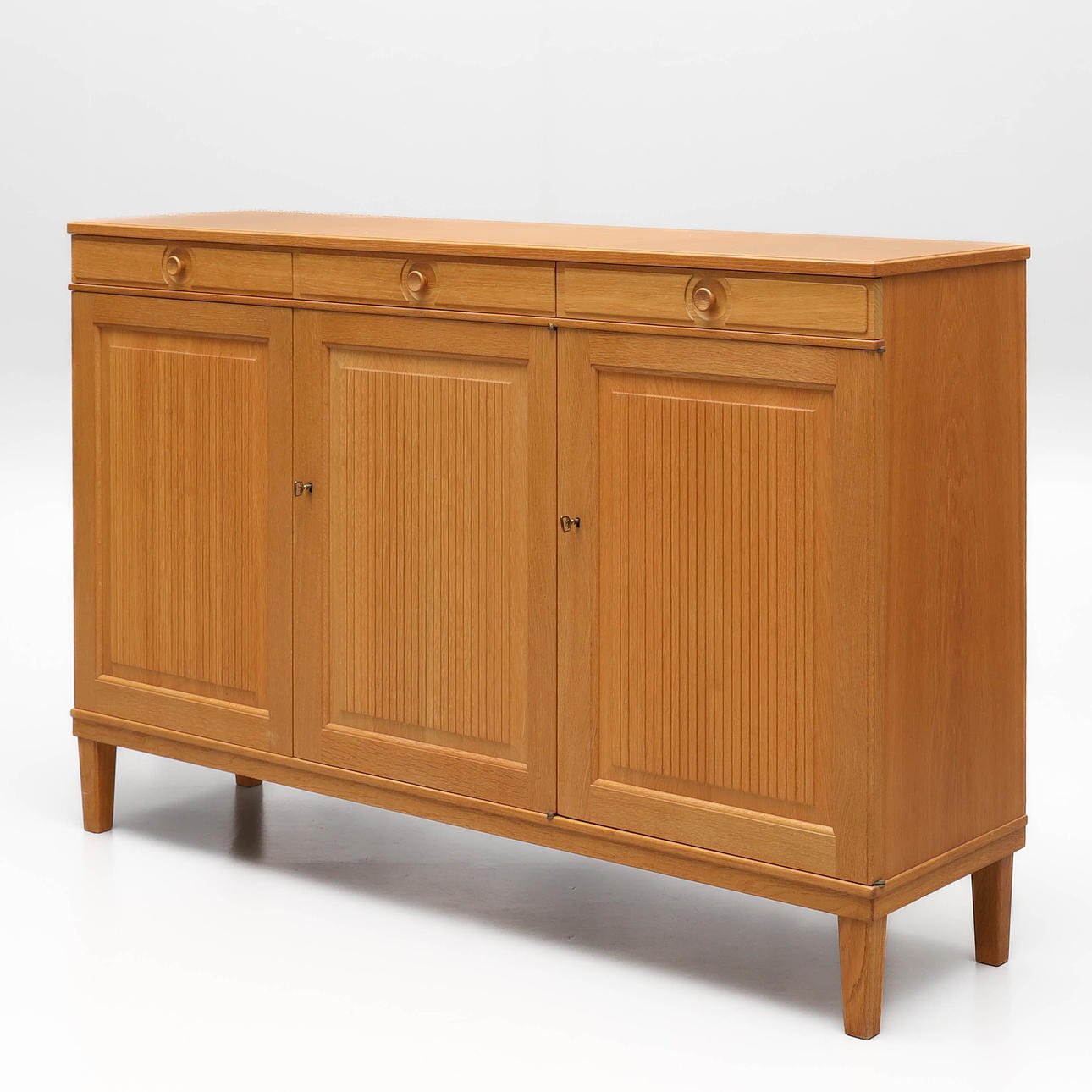 CARL MALMSTEN. A sideboard, oak, “The Manor”, Bodafors.