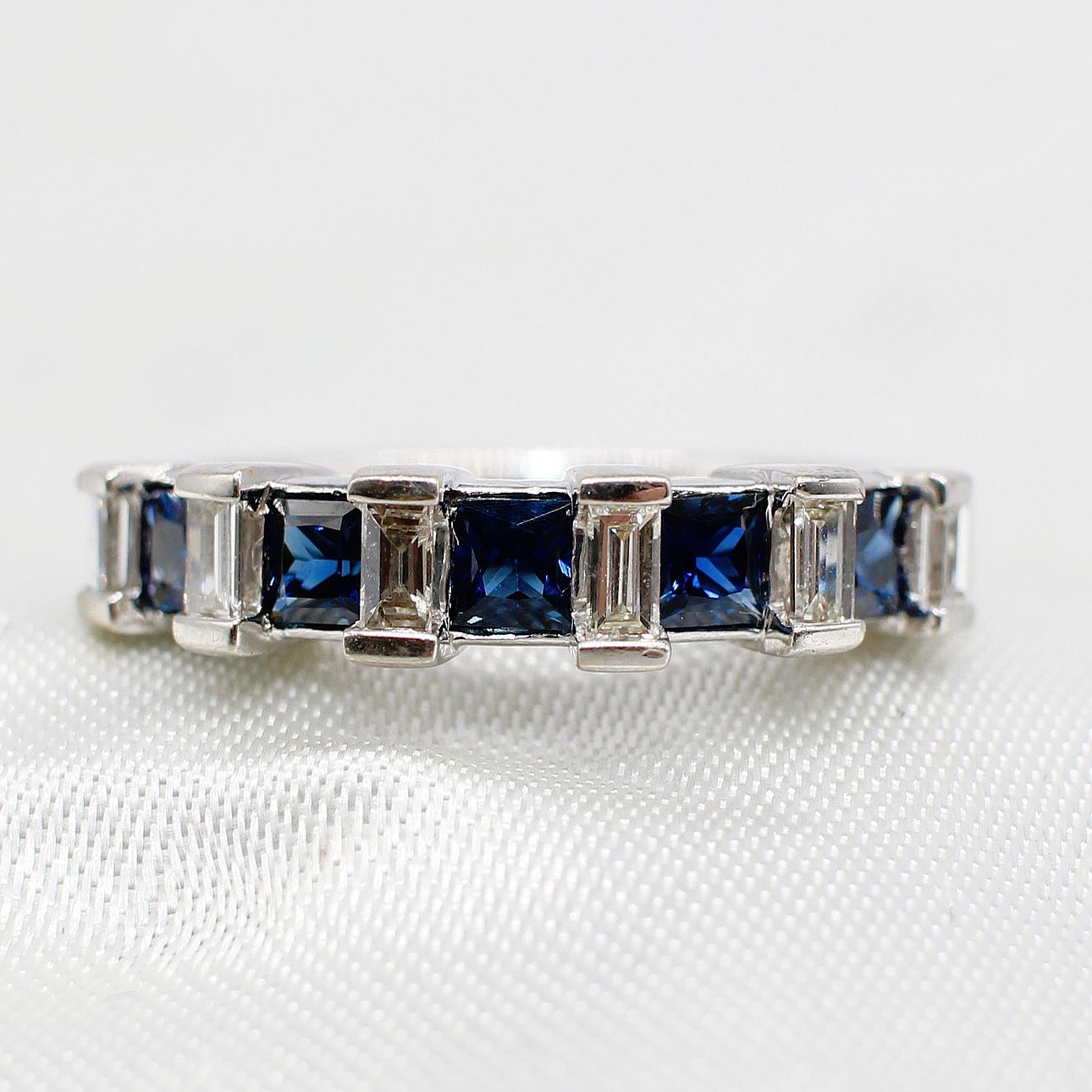 SAPPHIRE & DIAMOND RING.
