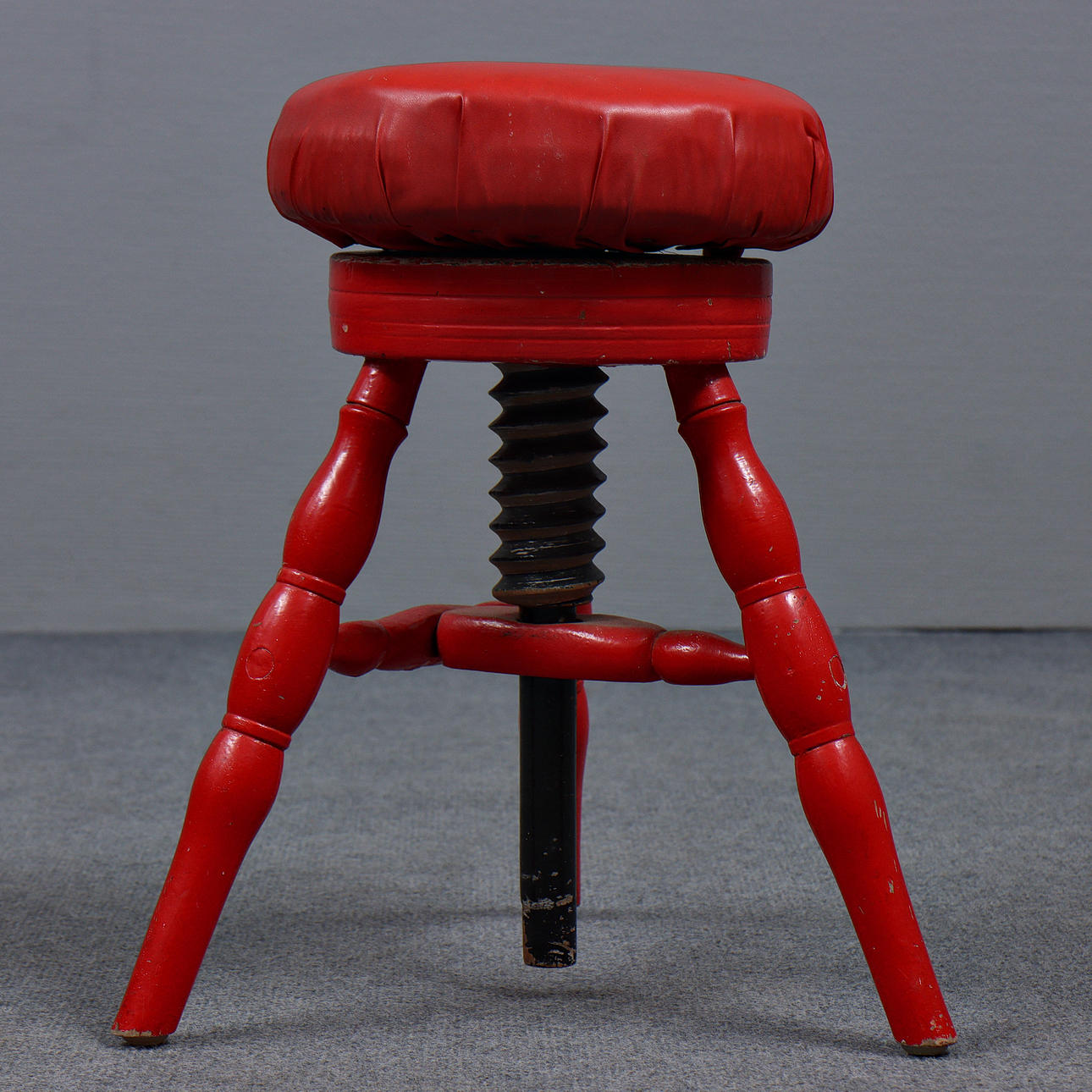 SMALL SPINNING STOOL, EARLY 20TH CENTURY.