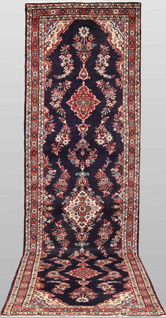 CARPET. Hamadan runner, 422 x 105 cm.
