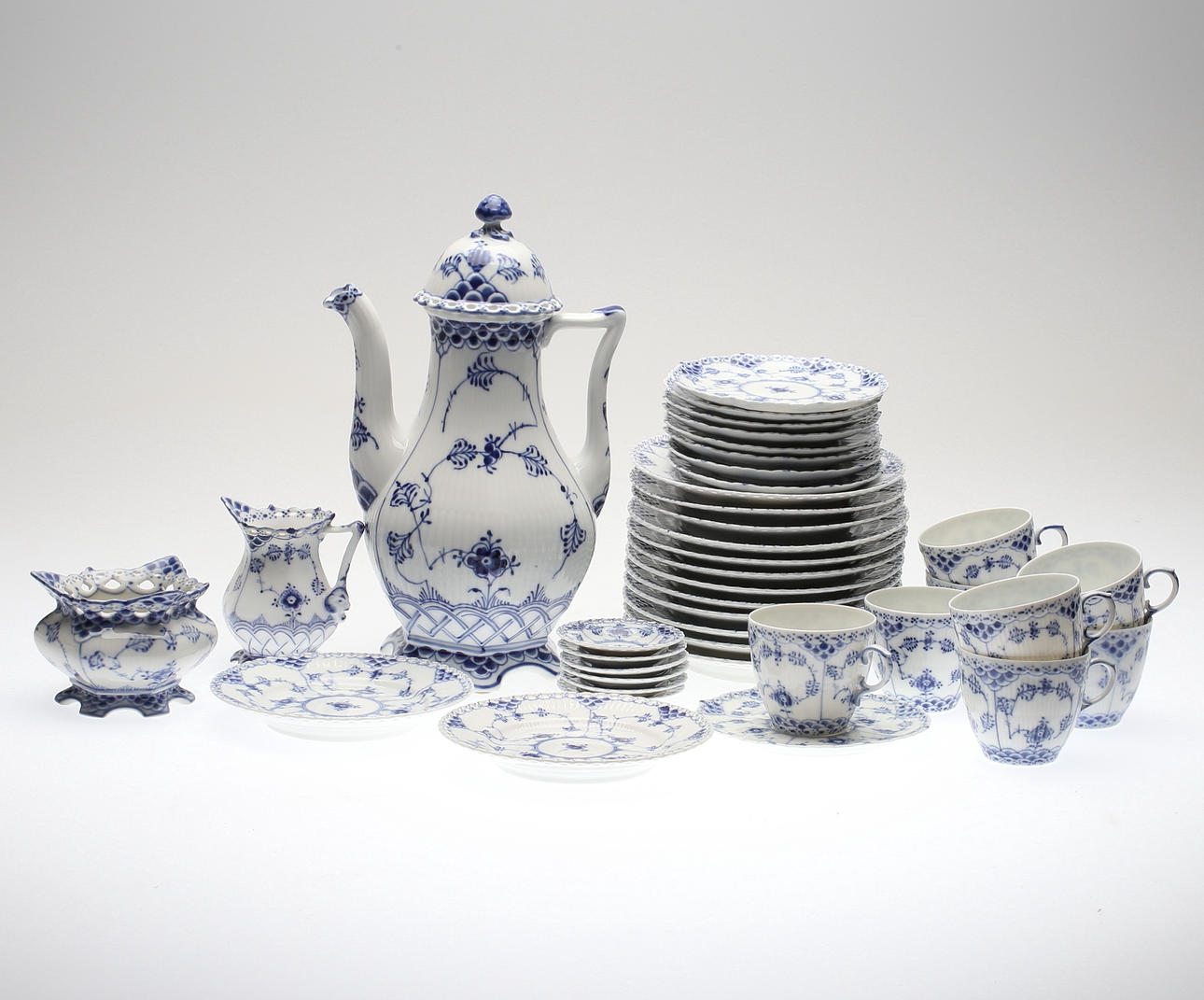 KAFFESERVISDELAR, 38 delar, Musselmalet, helblond, Royal Copenhagen.