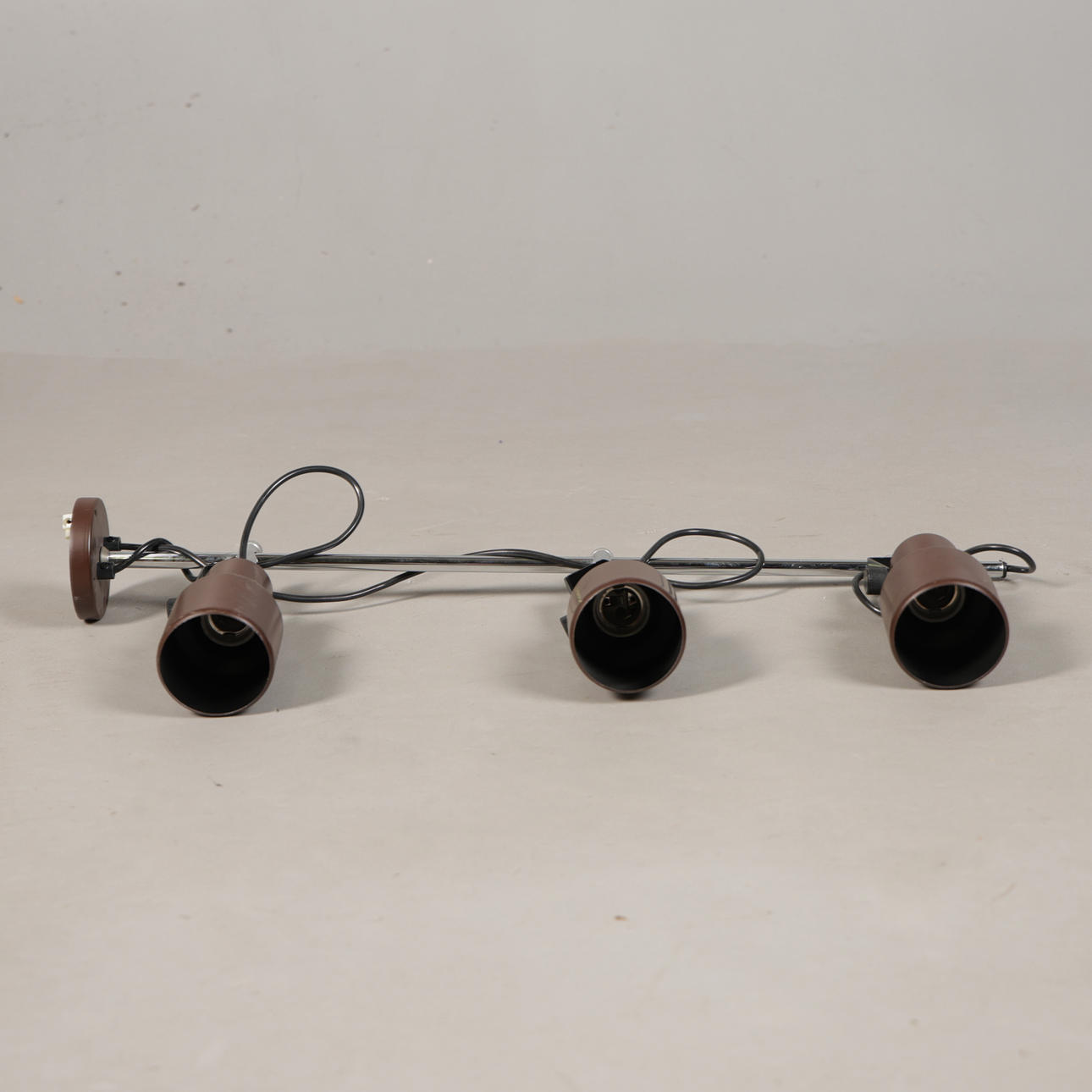 A LATE 20TH CENTURY ADJUSTABLE WALL LIGHT.