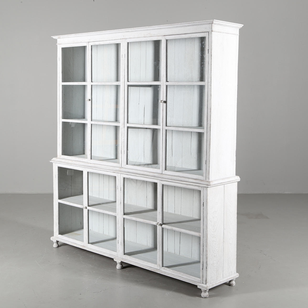 Vitrine im Kolonialstil, um 1900.