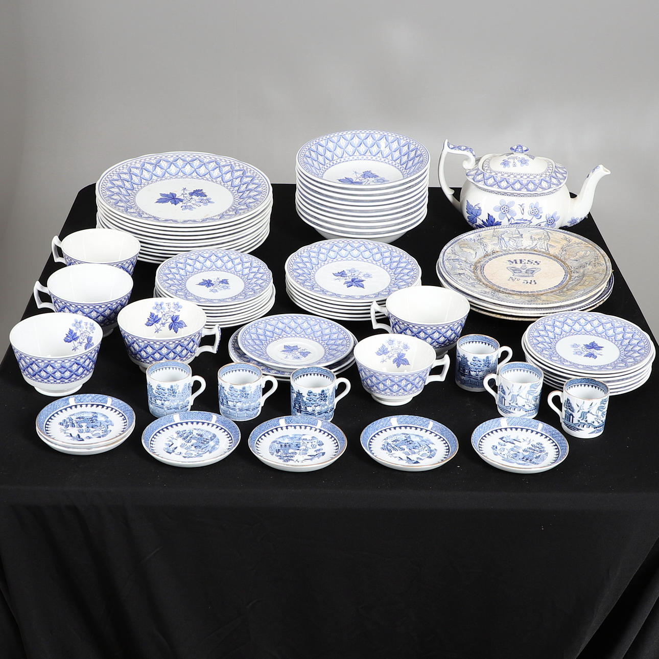 PARTIAL SPODE 'GERANIUM' PATTERN TEA AND DINNER SERVICE.