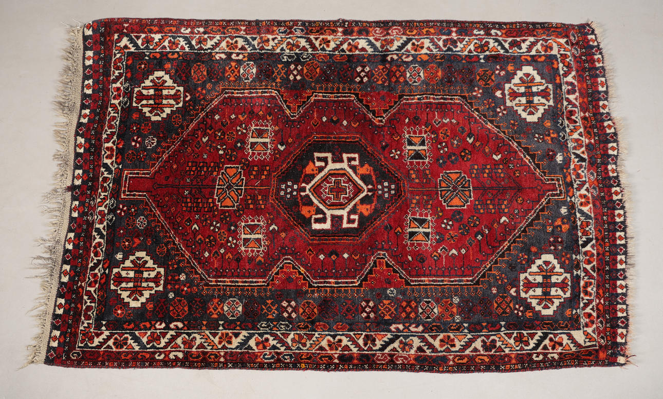 A PERSIAN QASHQAI WOOL RUG.