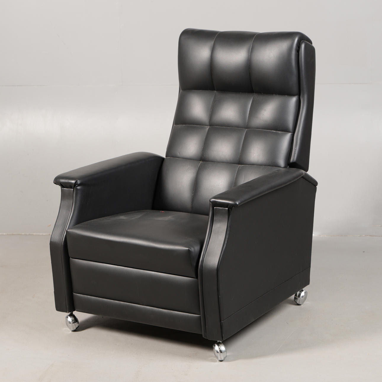 A RECLINING ARMCHAIR.