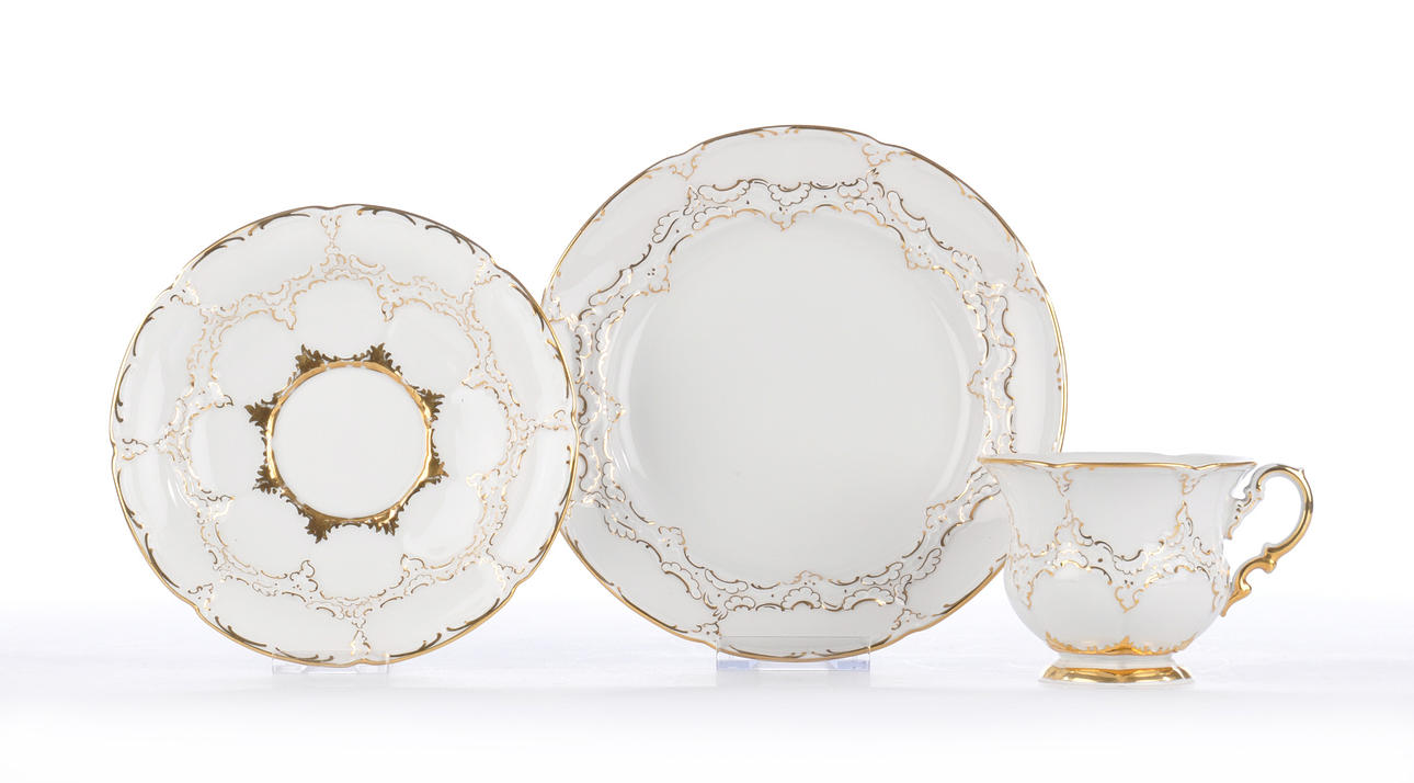 ERNST LEUTERITZ FÜR MEISSEN. B-form. 1 tredelad plats inställning med ljus guld dekoration.