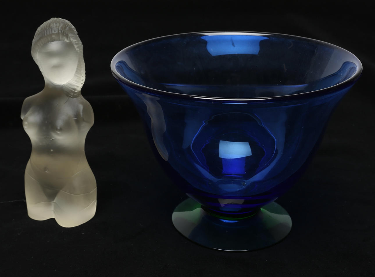 GLASFÖREMÅL, 2 st, Orrefors och Pukeberg.