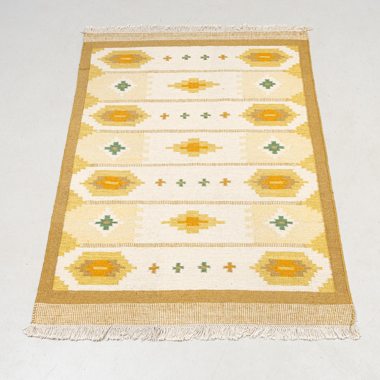 A CARPET, yarrow linen, unsigned, approx. 200 x 140 cm.