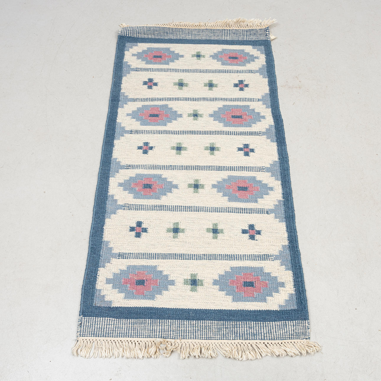A CARPET, yarrow linen, unsigned, approx. 156 x 82 cm.