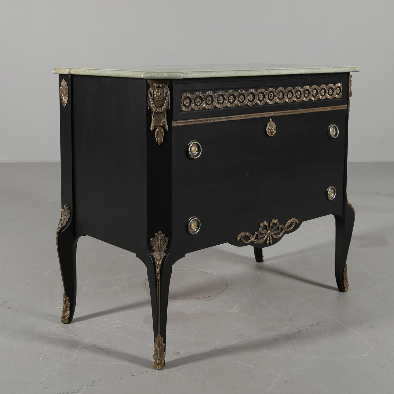 BYRÅ i gustaviansk stil, s. k. Haupt-modell, 1900-tal.