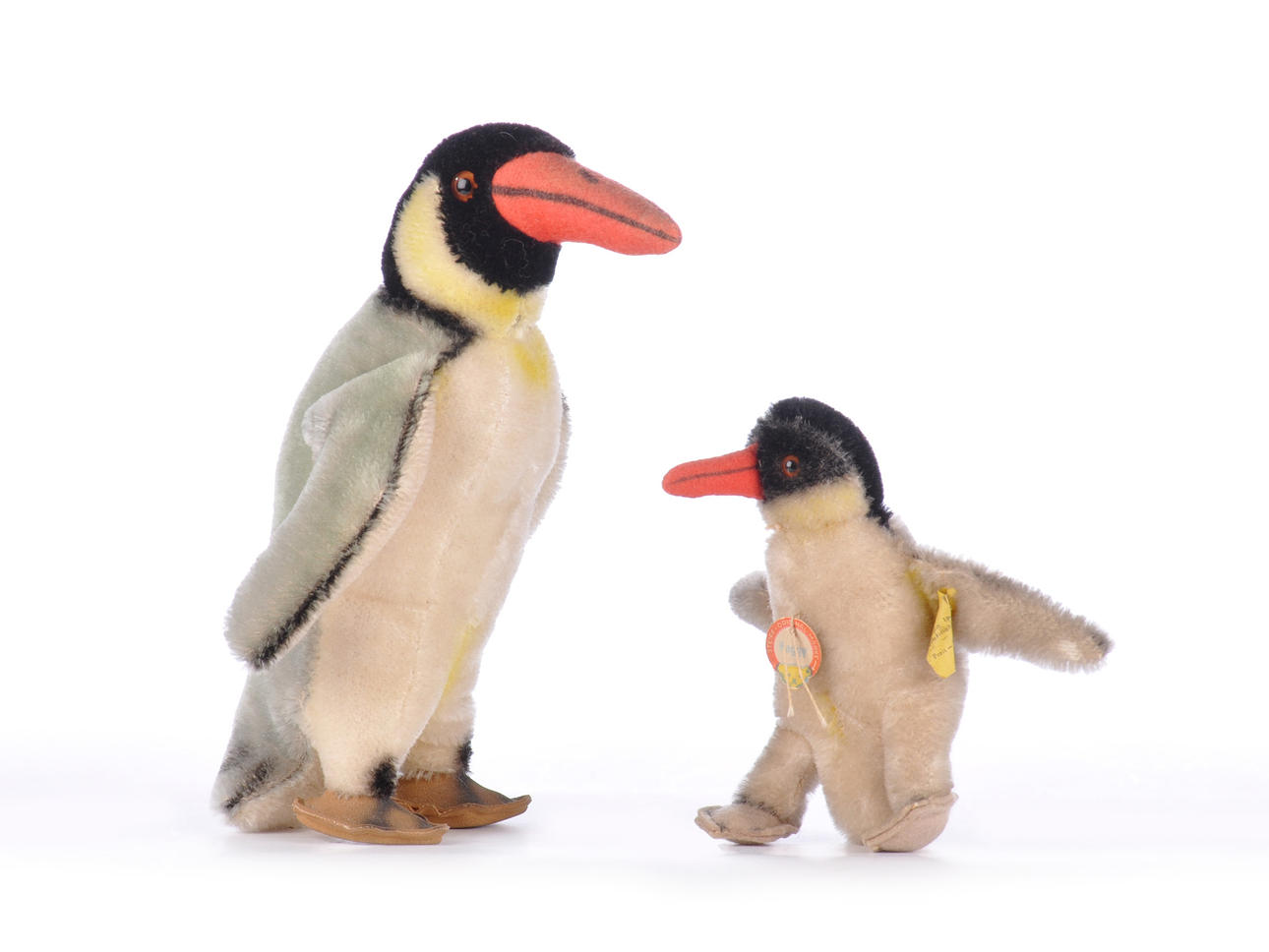 STEIFF. 2x Peggy pingvinen mohair, 1950/60-tal, 12,5 cm och 20,5 cm.