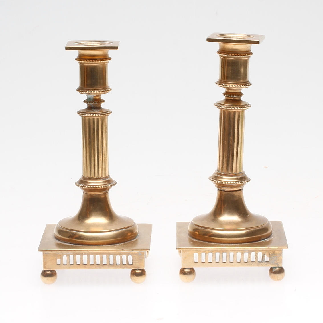 LJUSSTAKAR, ett par, mässing, gustaviansk stil, Gusum, nr 051.