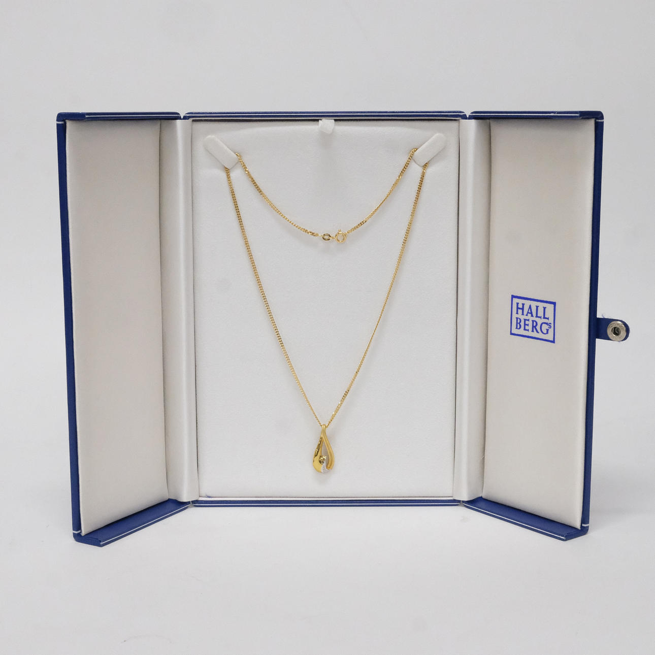 NECKLACE WITH PENDANT, 18K GOLD.