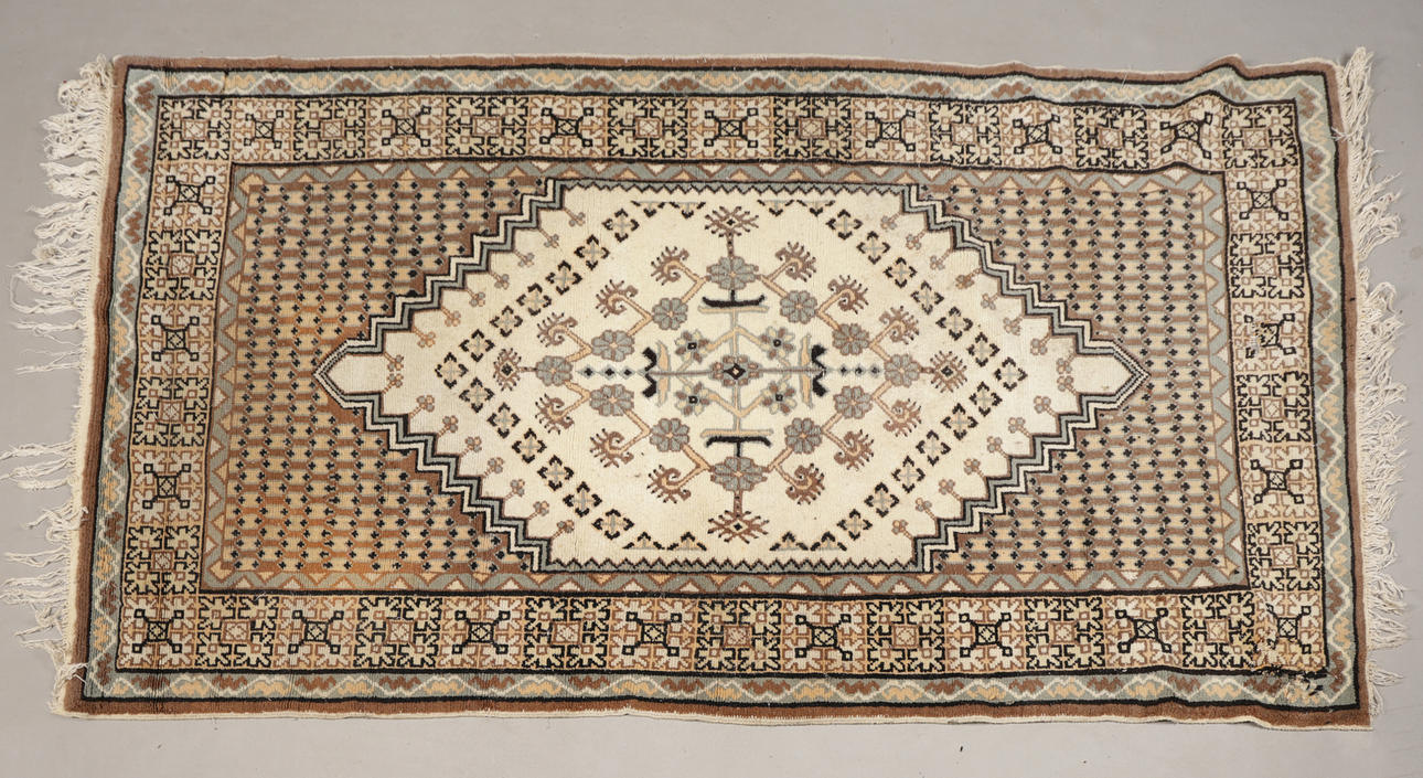 A HERIZ-TYPE WOOL RUG.