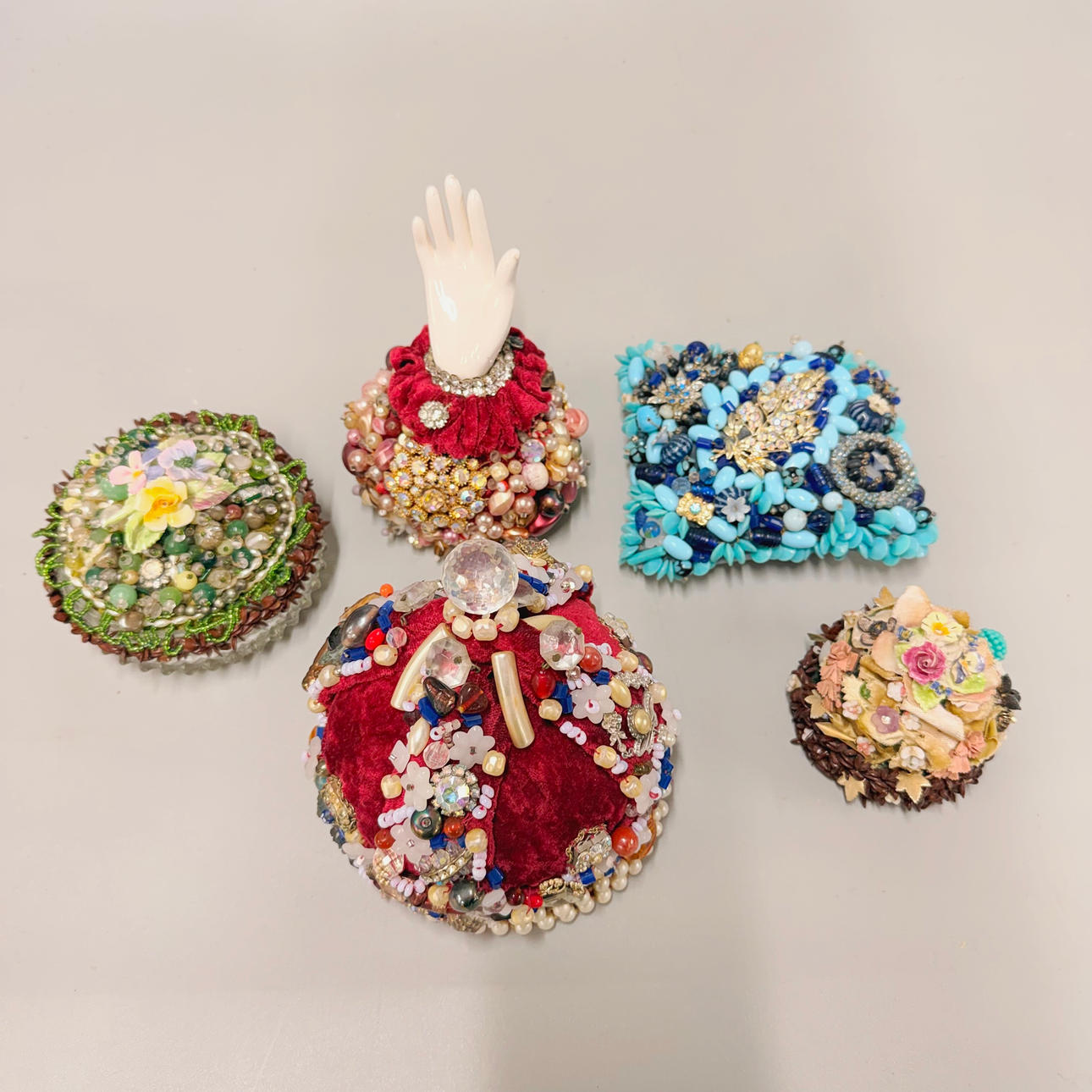 5 BEADWORK ITEMS. Miscellaneous - Miscellaneous - Auctionet