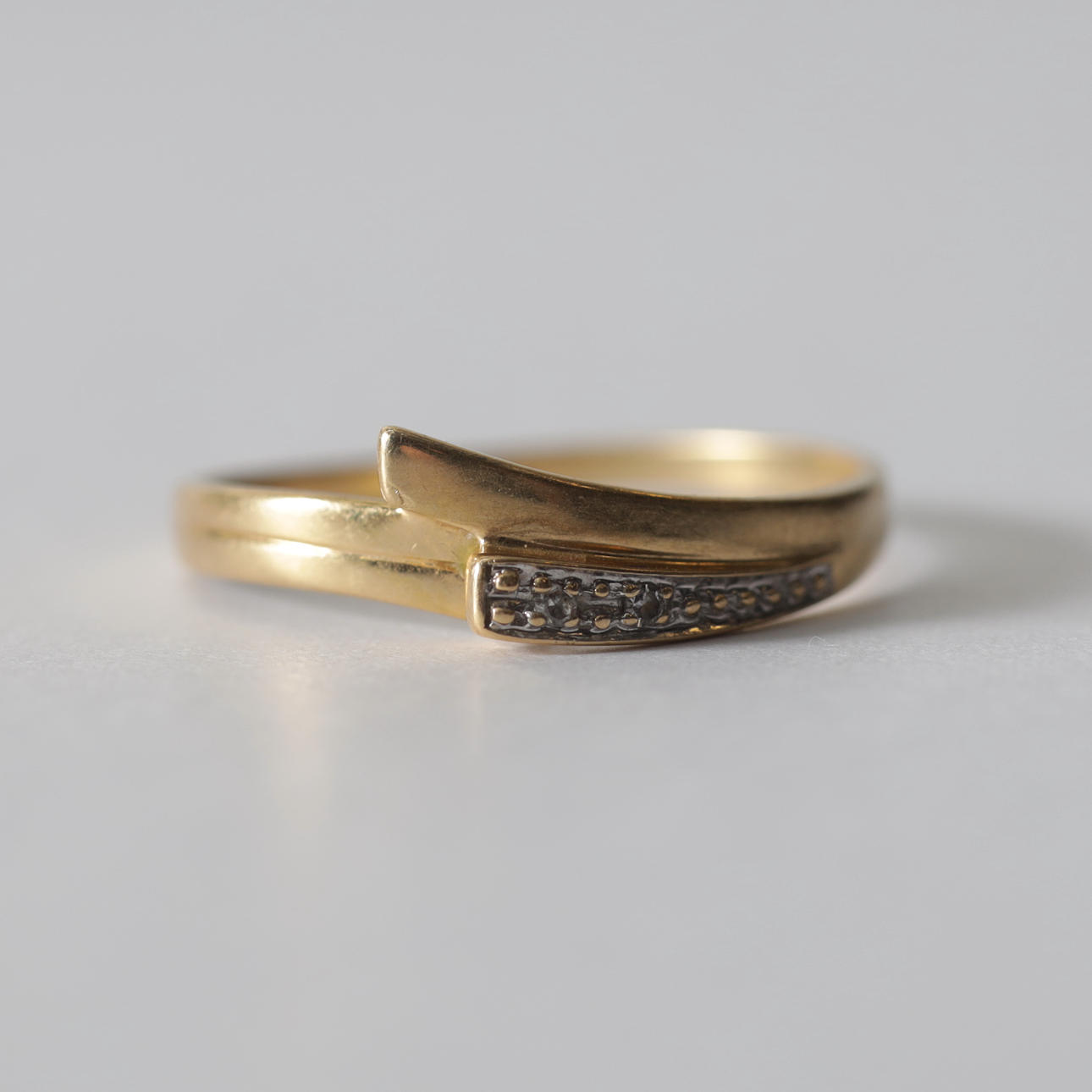 RING, 18K guld med stenar. Totalvikt ca 1,6 gram.
