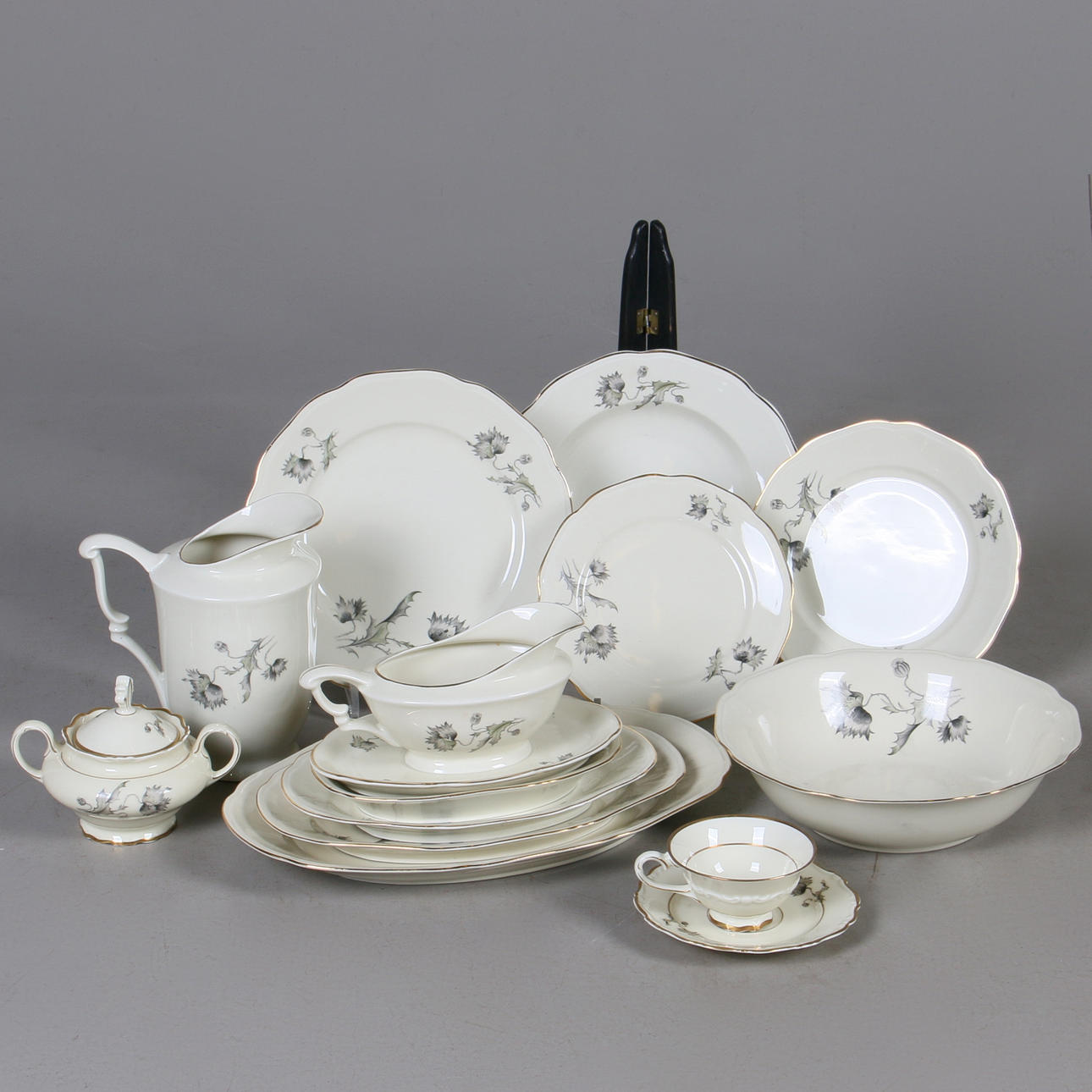 MAT-,samt kaffeservis, 78 delar, porslin, Karlskrona, omkring 1900-talets mitt.