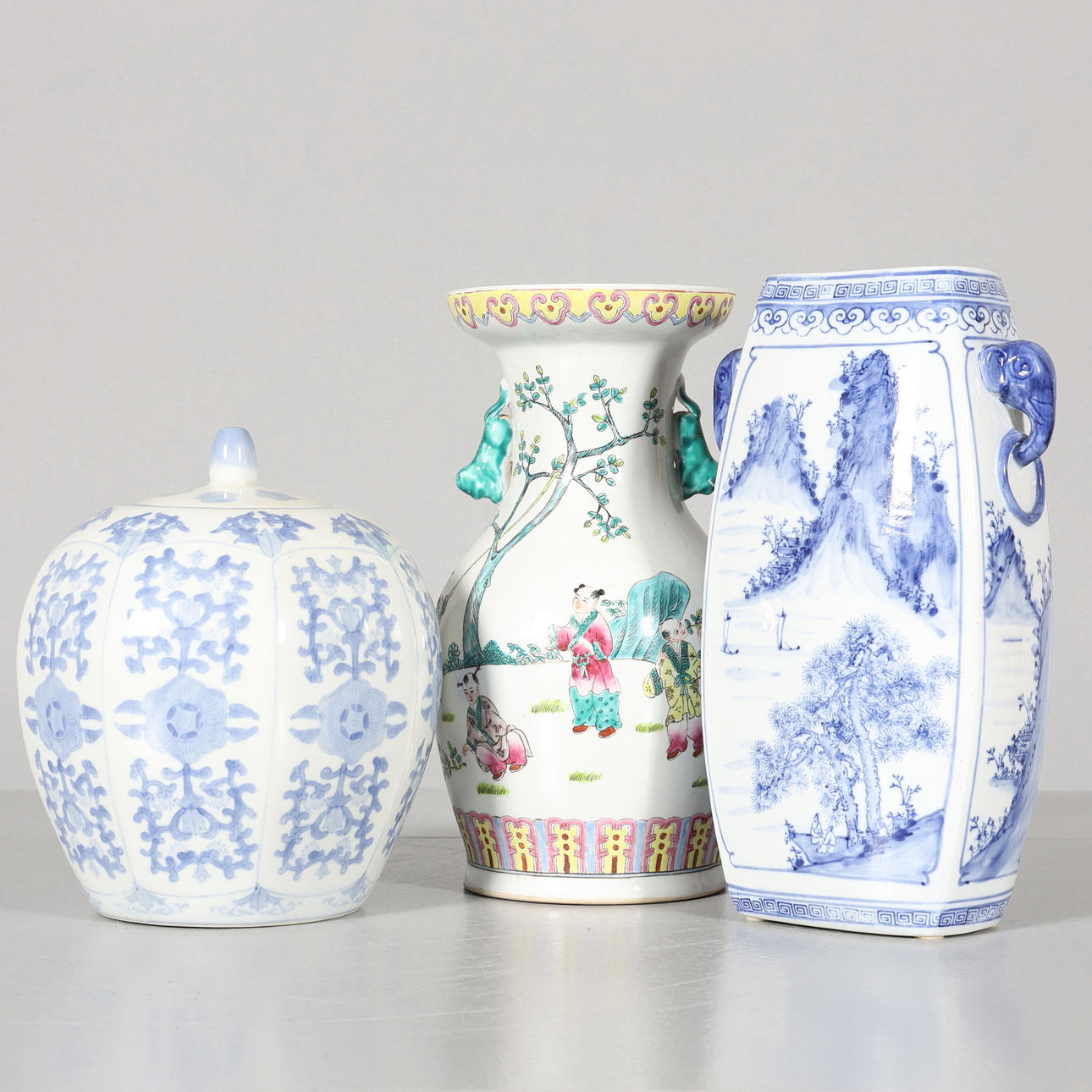 VASER samt LOCKURNA, 3 delar, porslin, Kina.