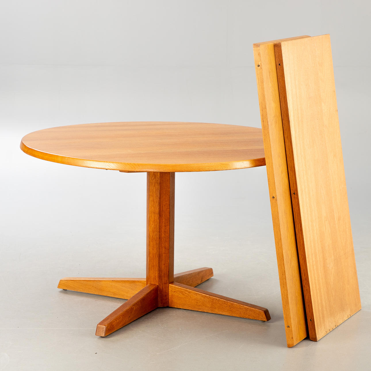 Dining table, extendable with 2 plates, oak, Denmark, 2nd half 20th Jh.